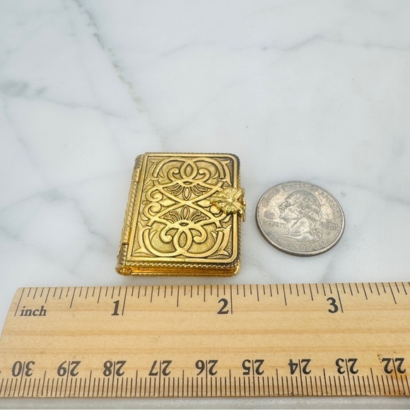 Vintage 1971 Avon Memory Book Solid Perfume Compact Scroll Vanity Collectible - Picture 9 of 12